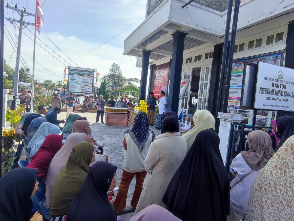 Kegiatan Pembagian beras dan minyak goreng hasil PAD Kampung Mupakat Jadi